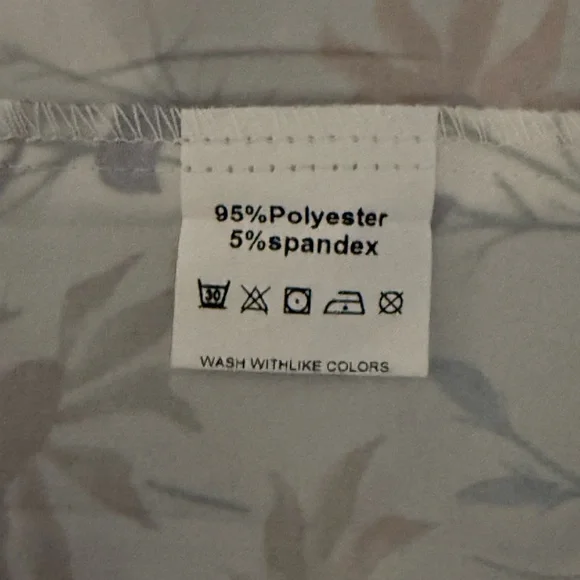 Brand new, never worn. Brightly flowered Polyester nightgown. Marked size M. - Picture 5 of 8